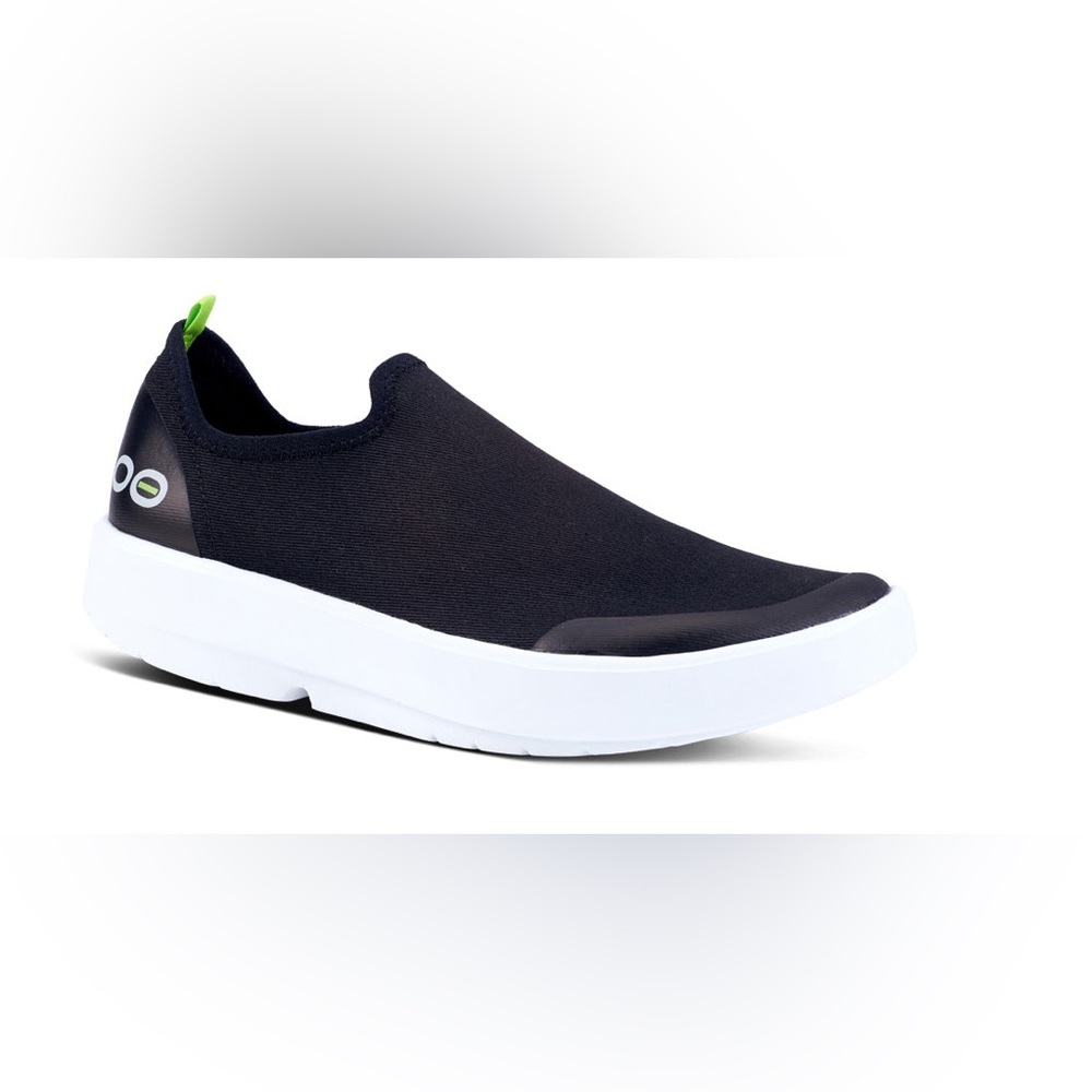 NIB OOFOS WOMEN'S OOMG EEZEE LOW SHOE - WHITE BLACK